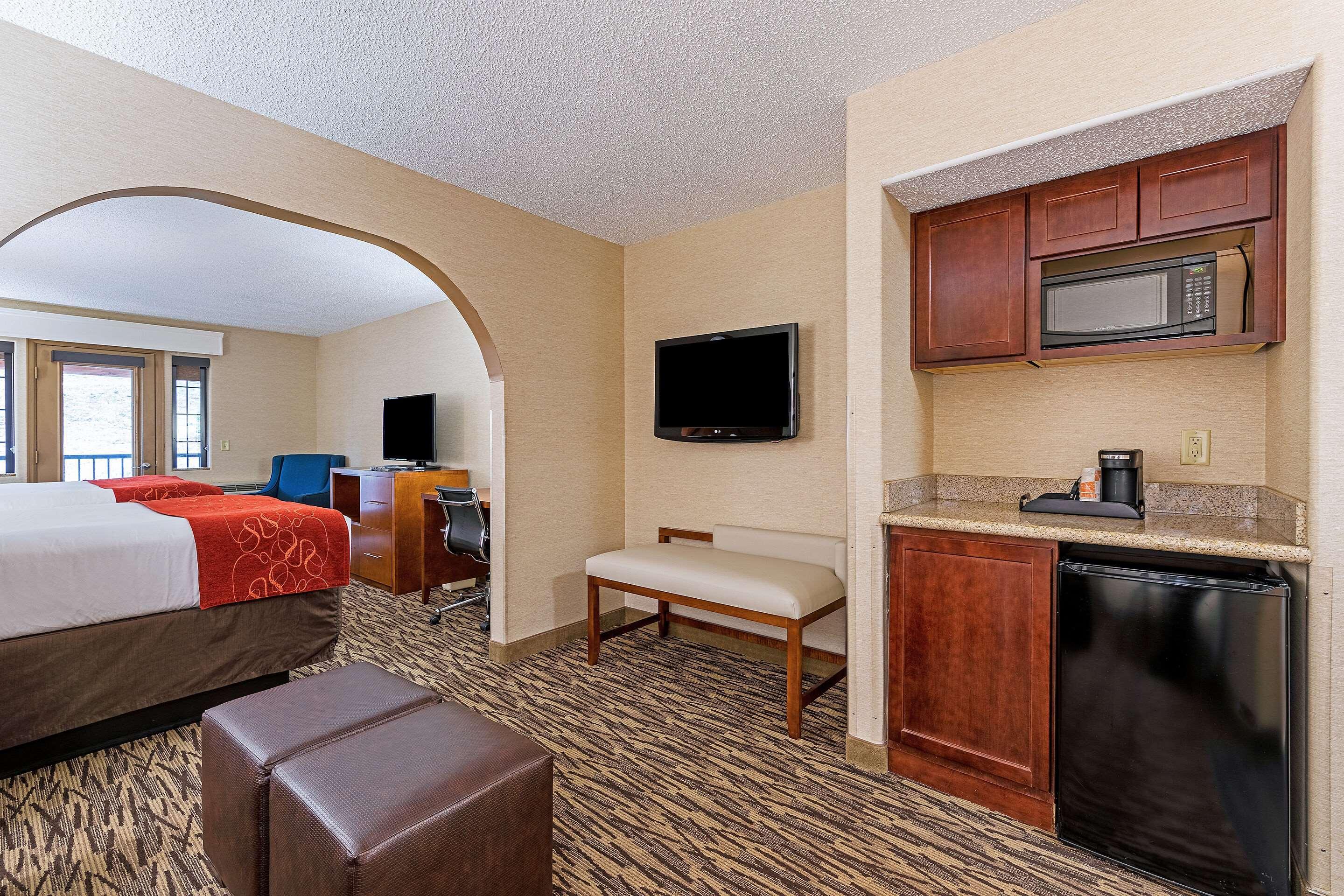 คอมฟอร์ต สวีท โกลเดน เวสต์ ออน เอเวอร์กรีน พาร์คเวย์ Hotel ภายนอก รูปภาพ